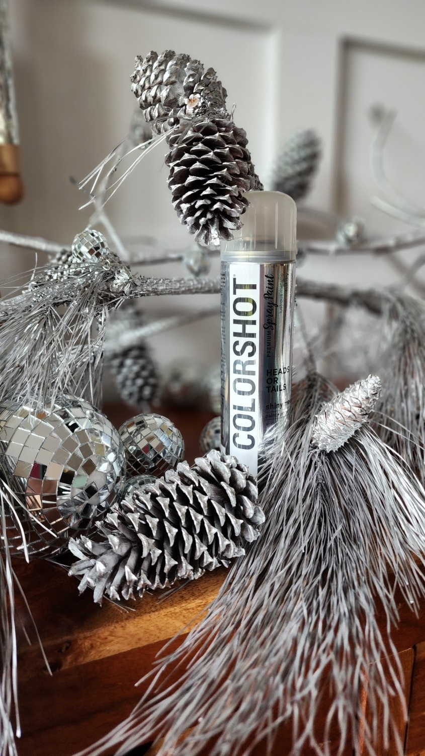 Display your silver Christmas décor 